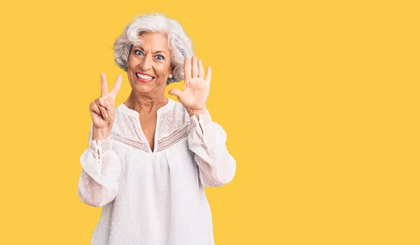 Senior Mujer Pelo Gris Con Ropa Casual Mostrando Apuntando Hacia — Foto de Stock
