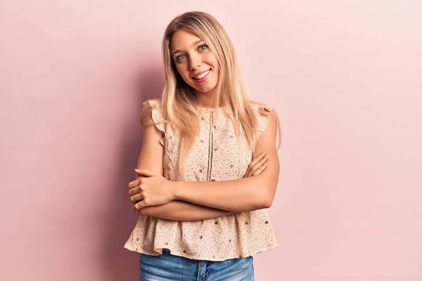 Jovem Loira Vestindo Roupas Casuais Rosto Feliz Sorrindo Com Braços — Fotografia de Stock