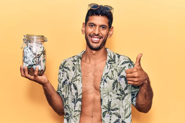 Mladý Latinský Muž Letní Košili Drží Sklenici Úspor Úsměvem Šťastný — Stock fotografie