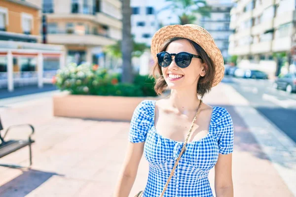 Giovane Bella Ragazza Sorridente Felice Passeggiando Strada Della Città — Foto Stock