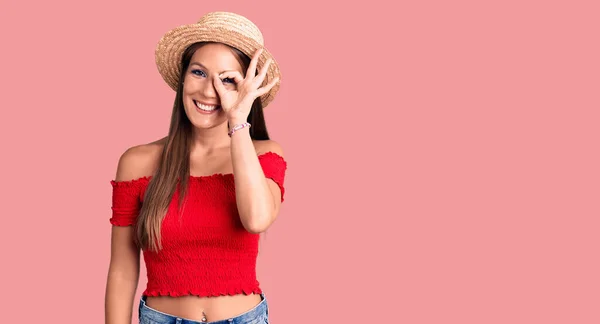 Jovem Bela Mulher Hispânica Usando Chapéu Verão Sorrindo Feliz Fazendo — Fotografia de Stock