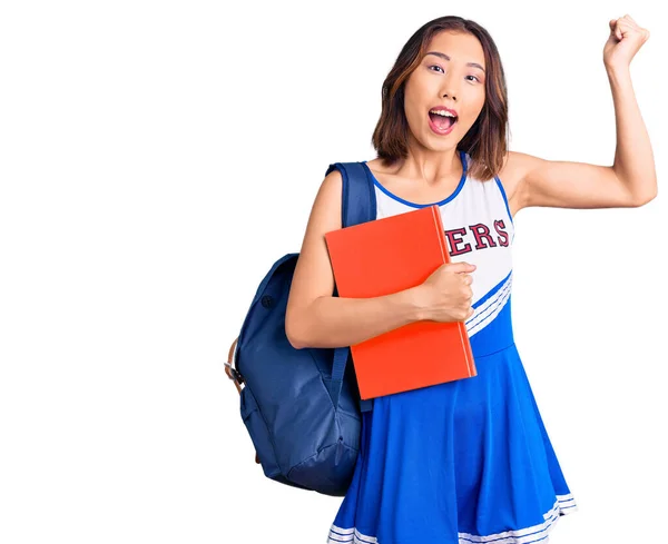 Jovem Menina Chinesa Bonita Vestindo Uniforme Líder Torcida Mochila Estudante — Fotografia de Stock