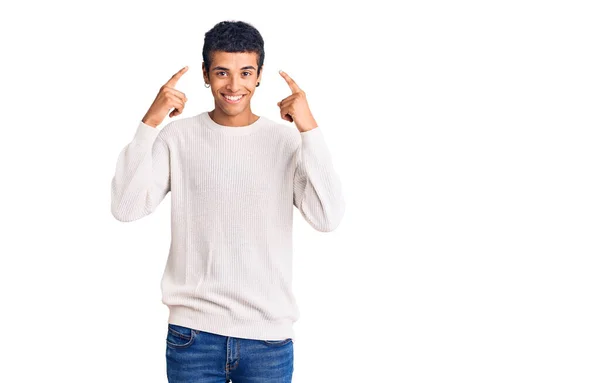 Jovem Afro Americano Vestindo Roupas Casuais Sorrindo Apontando Para Cabeça — Fotografia de Stock