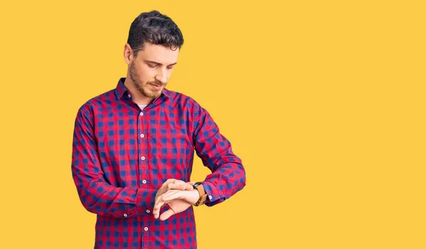 Joven Guapo Con Oso Vistiendo Camisa Casual Comprobando Hora Reloj — Foto de Stock