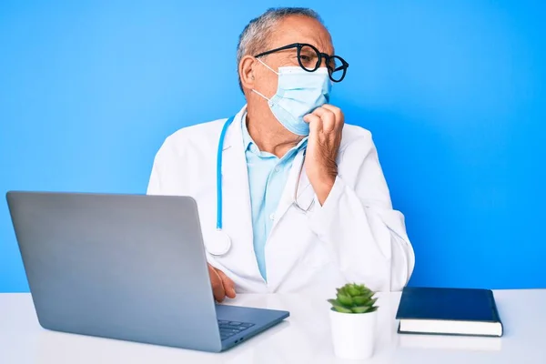 Homem Bonito Sênior Com Cabelos Grisalhos Vestindo Uniforme Médico Máscara — Fotografia de Stock