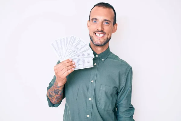 Jovem Homem Bonito Com Tatuagem Segurando Dólares Olhando Positivo Feliz — Fotografia de Stock