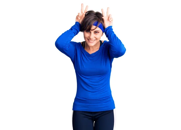 Mulher Bonita Com Cabelo Curto Vestindo Roupas Treino Posando Engraçado — Fotografia de Stock