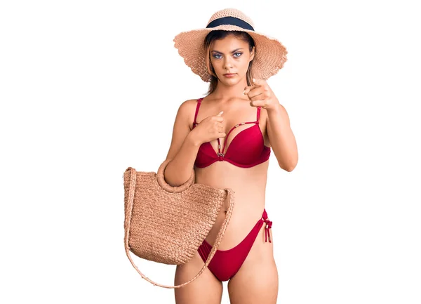 Joven Hermosa Mujer Con Bikini Sombrero Sosteniendo Bolso Mimbre Verano — Foto de Stock