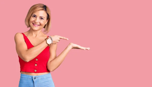 Jovem Loira Vestindo Roupas Casuais Espantada Sorrindo Para Câmera Apresentar — Fotografia de Stock