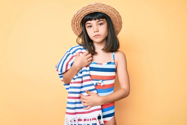 Menina Com Estrondo Usando Maiô Chapéu Verão Segurando Atitude Pensamento — Fotografia de Stock