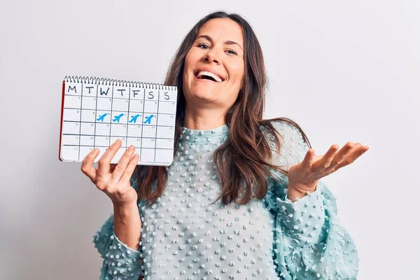 Jovem Bela Morena Segurando Calendário Viagens Lembrete Sobre Fundo Branco — Fotografia de Stock