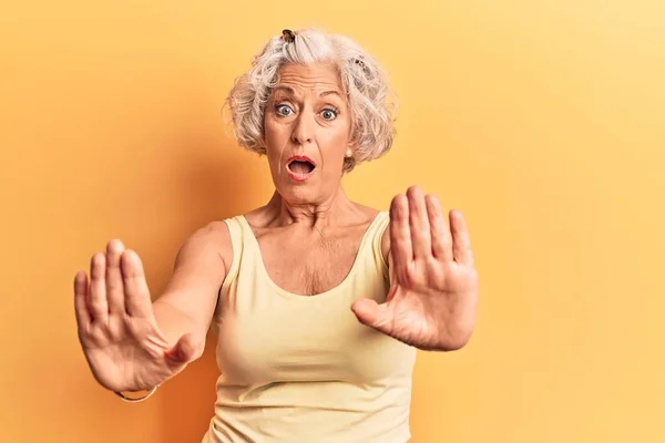 Senior Grauhaarige Frau Lässiger Kleidung Tun Stop Geste Mit Handflächen — Stockfoto