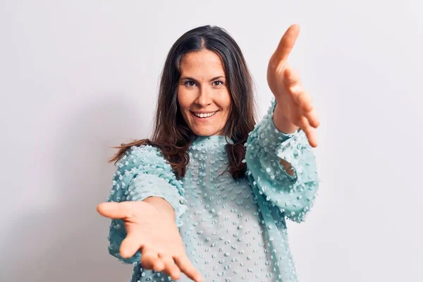 Mulher Morena Bonita Nova Vestindo Camiseta Casual Sobre Fundo Branco — Fotografia de Stock