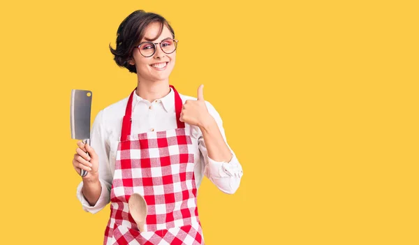 Mooie Jonge Vrouw Met Kort Haar Dragen Professionele Bakker Schort — Stockfoto