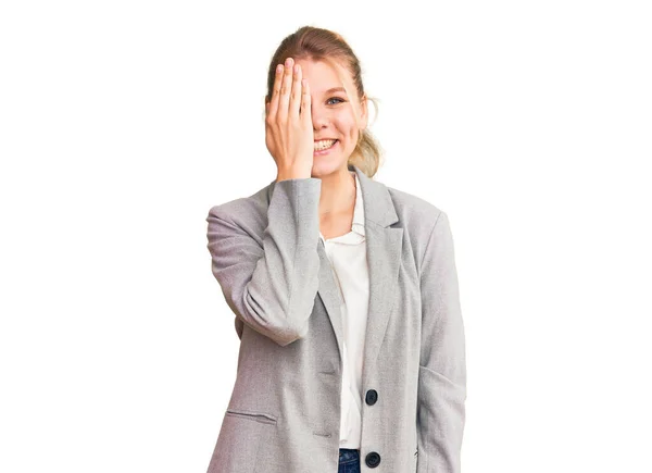 Νέα Όμορφη Ξανθιά Γυναίκα Φοράει Κομψό Σακάκι Καλύπτει Ένα Μάτι — Φωτογραφία Αρχείου