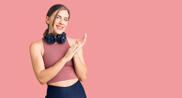 Hermosa Mujer Joven Caucásica Con Ropa Gimnasio Uso Auriculares Aplaudiendo — Foto de Stock