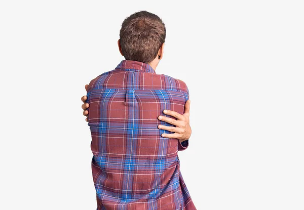 Mladý Pohledný Muž Oblečený Neformálního Oblečení Šťastně Objímající Pozpátku Self — Stock fotografie