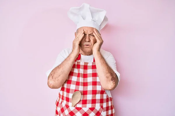 Senior Grey Haired Man Wearing Professional Baker Apron Hand Head — Stock Photo, Image