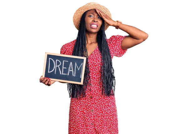 Ung Afrikansk Amerikansk Kvinna Håller Svarta Tavlan Med Dröm Ord — Stockfoto