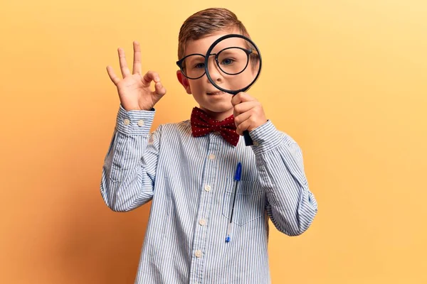 Lindo Niño Rubio Con Corbata Lazo Nerd Gafas Sosteniendo Lupa —  Fotos de Stock