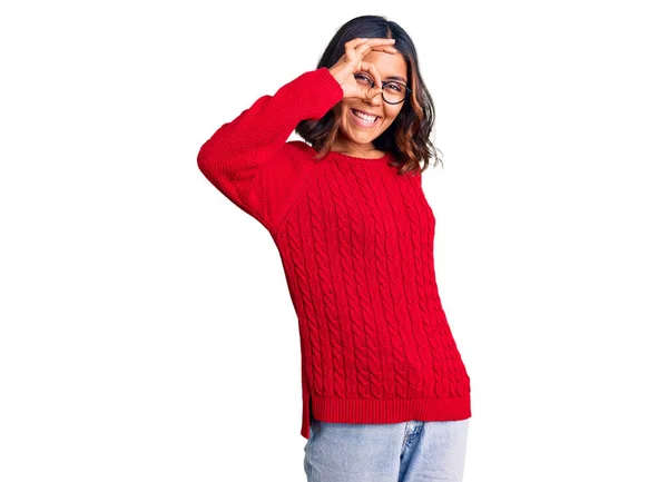 Joven Hermosa Mujer Raza Mixta Con Suéter Rojo Gafas Sonriendo — Foto de Stock