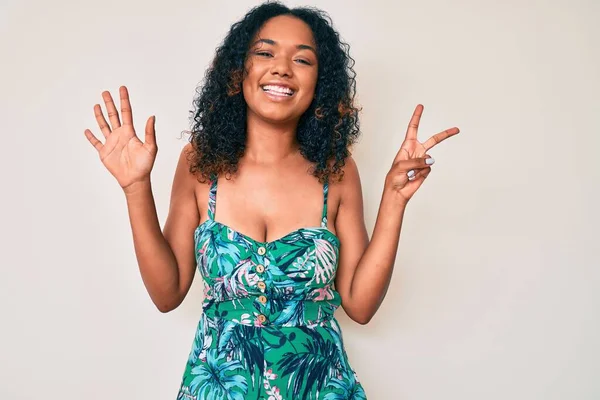 Genç Afro Amerikalı Kadın Günlük Kıyafetler Giyip Yedi Numaralı Parmaklarıyla — Stok fotoğraf