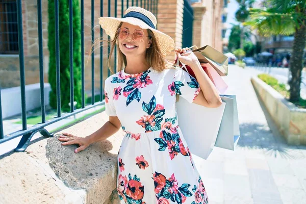 Orta Yaşlı Spanyol Kadın Şehirde Alışveriş Torbalarını Tutarken Mutlu Gülümsüyor — Stok fotoğraf