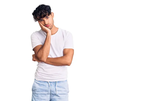 Mladý Hispánec Nosí Ležérní Oblečení Myslí Unaveně Znuděně Depresivními Problémy — Stock fotografie