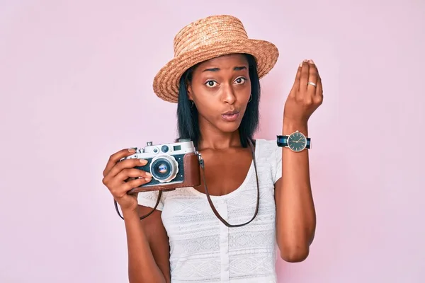 Ung Afrikansk Amerikansk Kvinna Bär Sommar Hatt Hålla Vintage Kamera — Stockfoto