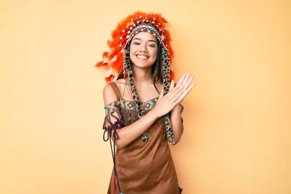 Young Beautiful Latin Girl Wearing Indian Costume Clapping Applauding Happy — Stock Photo, Image