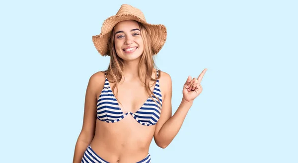 Jonge Mooie Blonde Vrouw Draagt Bikini Hoed Met Een Grote — Stockfoto