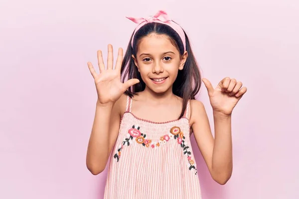 Mooi Kind Meisje Dragen Casual Kleding Tonen Wijzen Met Vingers — Stockfoto