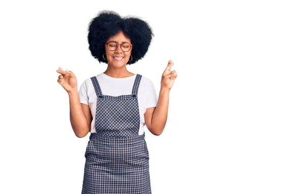 Jovem Afro Americana Vestindo Roupas Casuais Gesticulando Dedo Cruzado Sorrindo — Fotografia de Stock