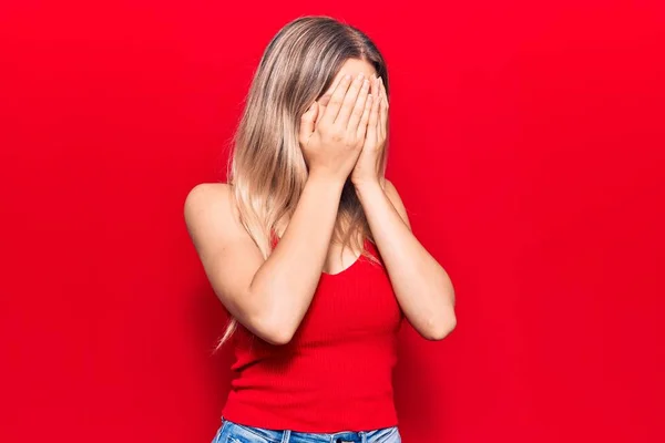 Jovem Loira Vestindo Roupas Casuais Com Expressão Triste Cobrindo Rosto — Fotografia de Stock