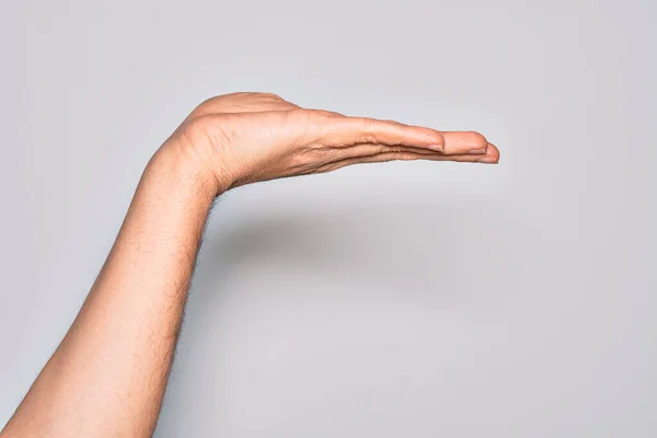 白人年轻人的手伸出来 用手指捂住孤立的白色背景 用扁平的手掌展示产品 摆出姿势 空出复制的空间 — 图库照片