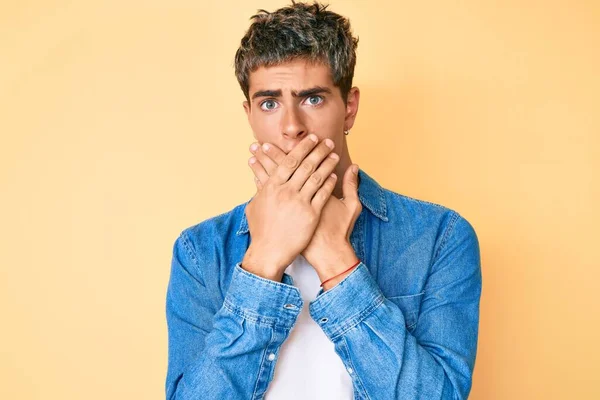 Gündelik Giysiler Giyen Genç Yakışıklı Adam Yanlışlıkla Elleri Ile Ağzını — Stok fotoğraf