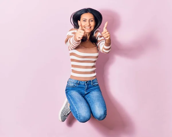 Young Beautiful Latin Woman Wearing Casual Clothes Smiling Happy Jumping — Stock Photo, Image