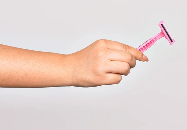 Mão Mulher Branca Jovem Segurando Navalha Rosa Sobre Fundo Branco — Fotografia de Stock