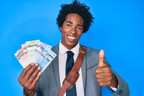 Красивый Африканский Бизнесмен Афроволосами Держащий Канадские Доллары Улыбающийся Счастливый Позитивный — стоковое фото