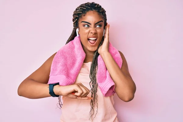 Jeune Femme Afro Américaine Avec Des Tresses Portant Des Vêtements — Photo