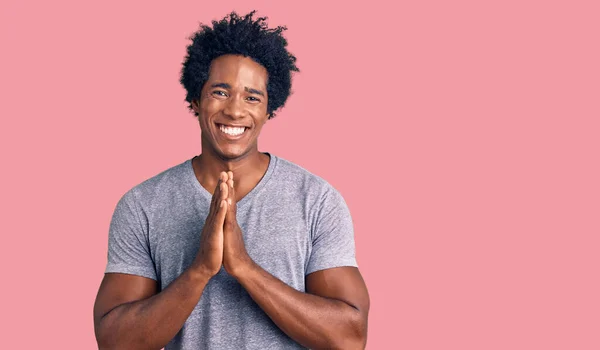 Bonito Homem Americano Africano Com Cabelo Afro Vestindo Roupas Casuais — Fotografia de Stock