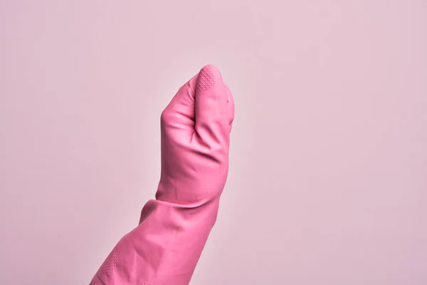 Ręka Białego Młodzieńca Rękawicą Czyszczącą Odizolowanym Różowym Tle Trzymająca Pustą — Zdjęcie stockowe
