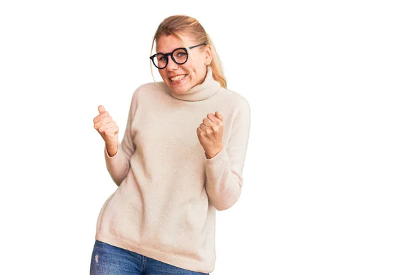 터틀넥 스웨터를 안경을 아름다운 금발의 여자는 미소를 성공하기 소리를 지르면서 — 스톡 사진