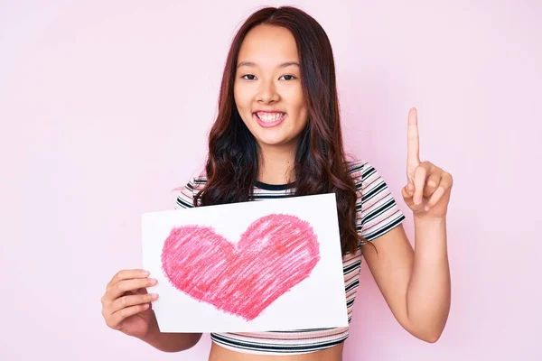 Jong Mooi Chinees Meisje Houden Hart Vorm Papier Glimlachen Met — Stockfoto