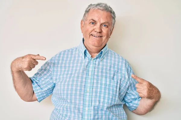 Uomo Anziano Dai Capelli Grigi Indossa Abiti Casual Guardando Fiducioso — Foto Stock