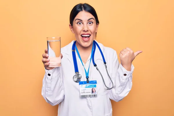 Bella Donna Medico Indossa Stetoscopio Bere Bicchiere Acqua Sfondo Giallo — Foto Stock