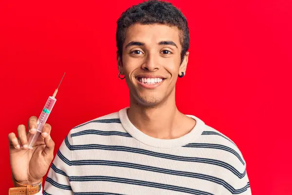 Junger Afrikanisch Amerikanischer Mann Mit Spritze Sieht Positiv Und Glücklich — Stockfoto