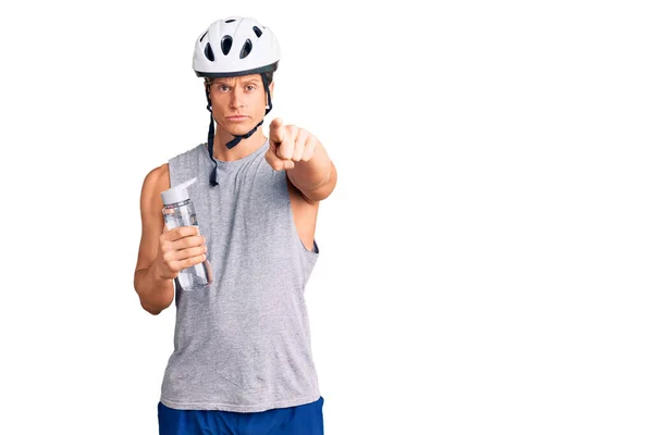 Молодой Красивый Мужчина Велосипедном Шлеме Держит Бутылку Воды Указывая Пальцем — стоковое фото