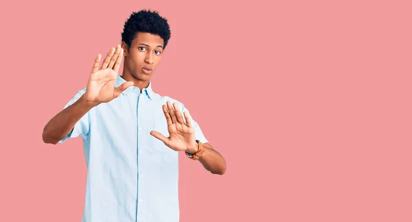 Jovem Afro Americano Vestindo Roupas Casuais Afastando Mãos Palmas Das — Fotografia de Stock