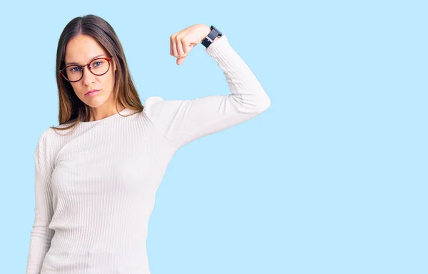 Schöne Brünette Junge Frau Trägt Lässigen Weißen Pullover Und Brille — Stockfoto